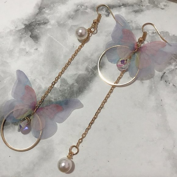 ♥️New Gold Dangling Butterfly Earrings♥️ - Picture 1 of 1